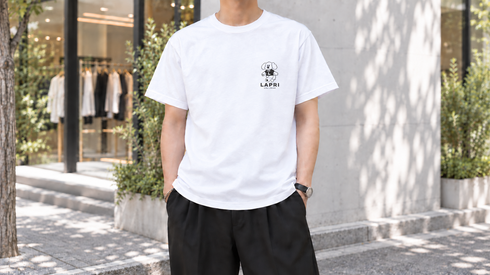 左胸にLAPRIのロゴをプリントした白いTシャツ